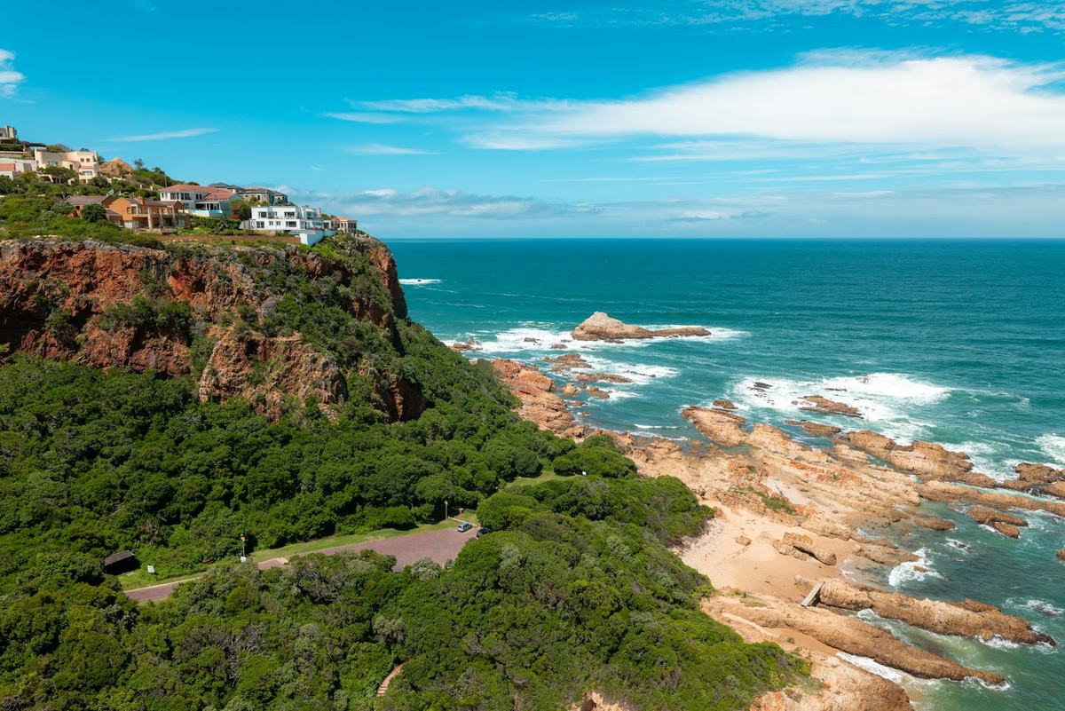 Green coastline and turquoise sea on the Garden Route